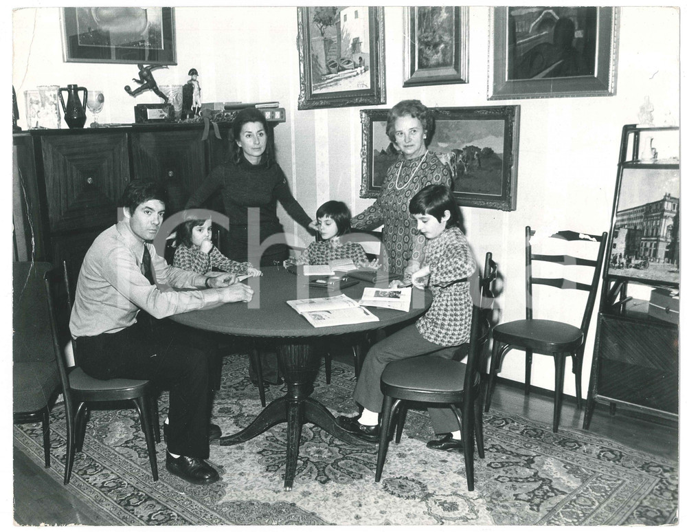 Fotografia d epoca originale 1971 CALCIO JUVENTUS Sandro SALVADORE in casa con la famiglia 5 Foto 30x24 cm 1