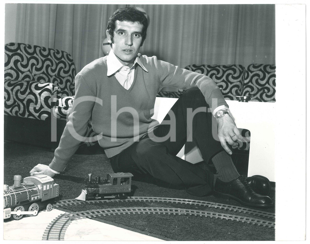 Fotografia d epoca originale 1975 ca CALCIO MILAN Alberto BIGON con il trenino del figlio Foto 31x24 cm 1