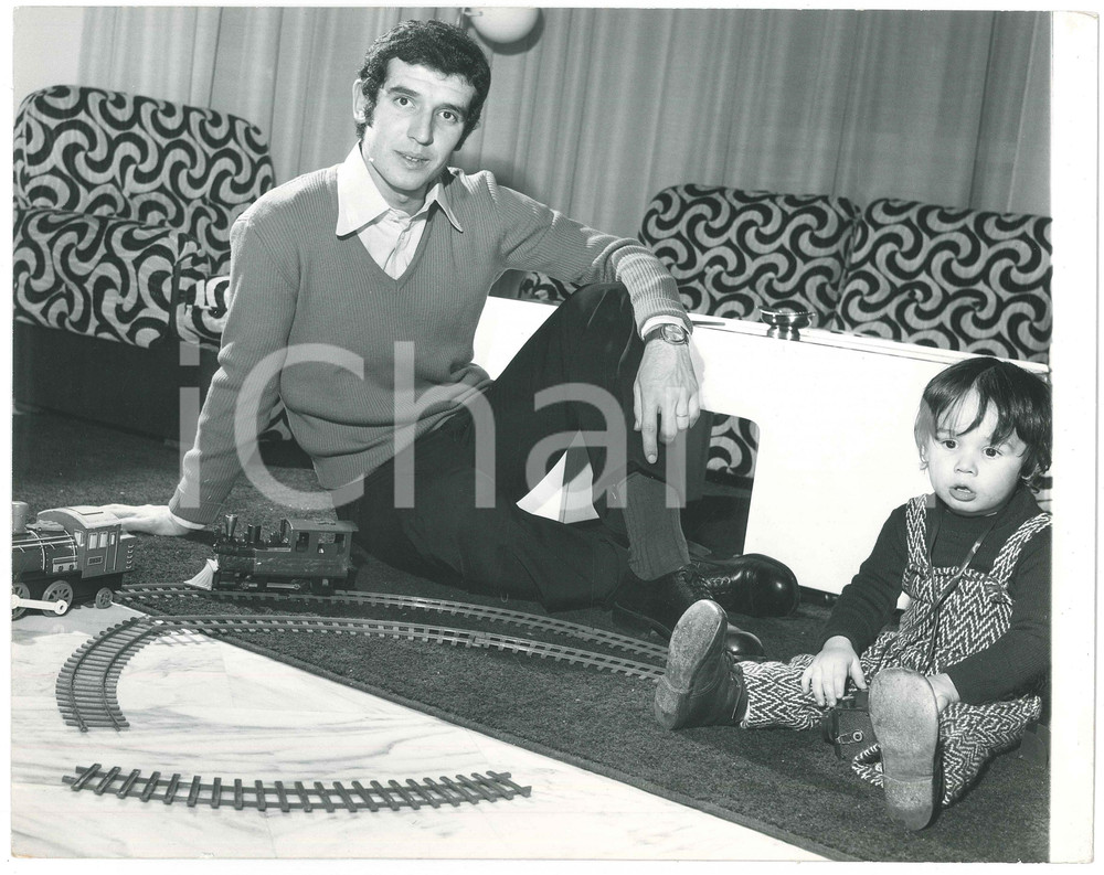 Fotografia d epoca originale 1975 ca CALCIO MILAN Alberto BIGON in casa con il figlio Foto 30x20 cm 1