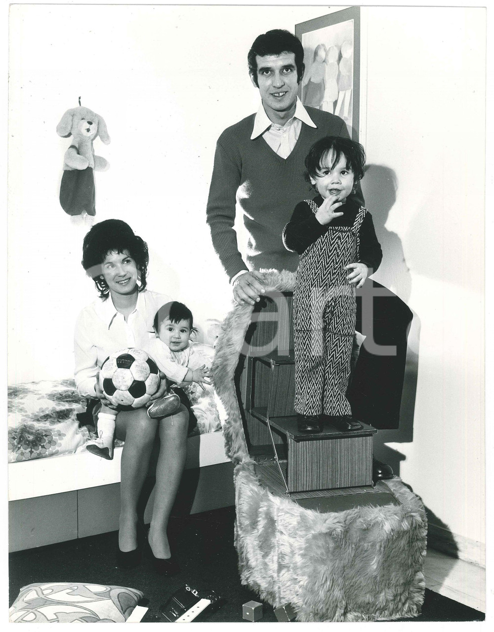 Fotografia d epoca originale 1975 ca CALCIO MILAN Alberto BIGON con moglie e figli 2 Foto 24x31 cm 1
