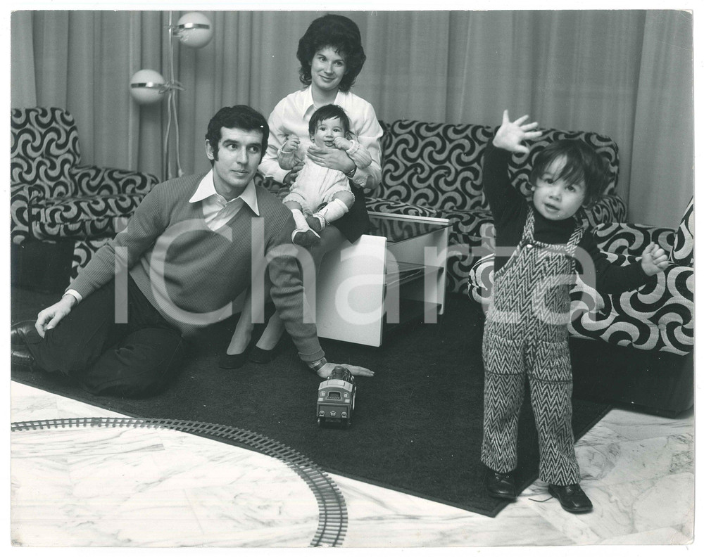 Fotografia d epoca originale 1975 ca CALCIO MILAN Alberto BIGON con moglie e figli Foto 30x20 cm 1