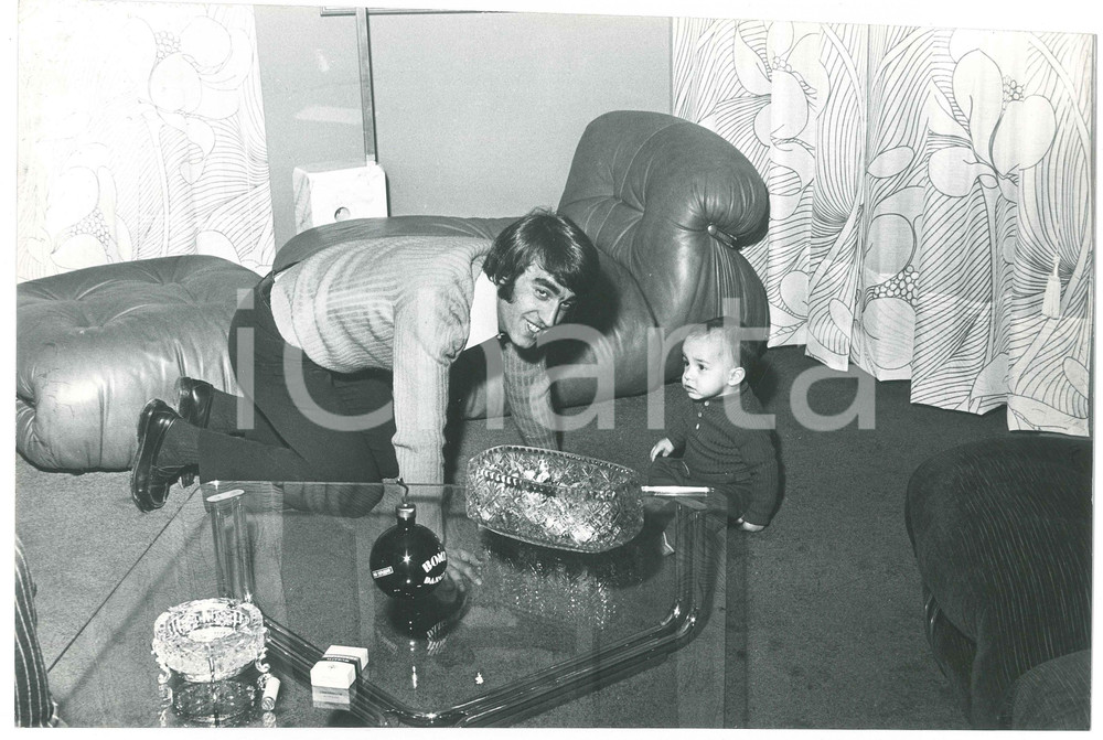 Fotografia d epoca originale 1970 ca COSTUME ITALIA Pietro ANASTASI in salotto con il figlio Silvano 4 Foto 1