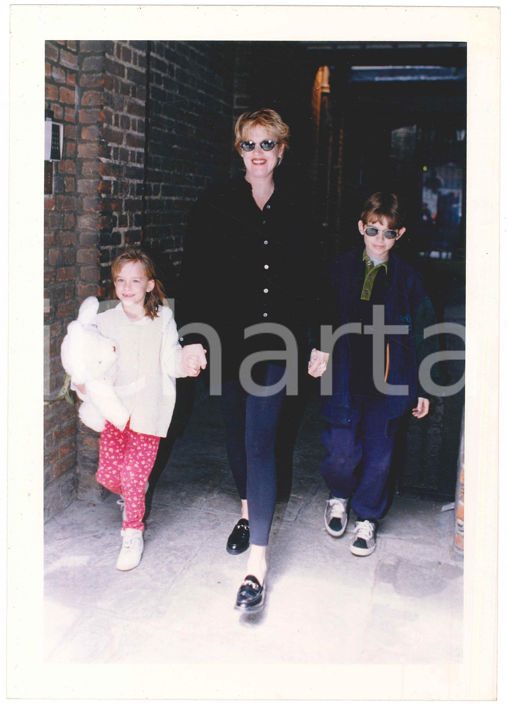 Fotografia d epoca originale 1996 LONDRA Melanie GRIFFITH con i figli Dakota JOHNSON e Alexander BAUER Foto 1