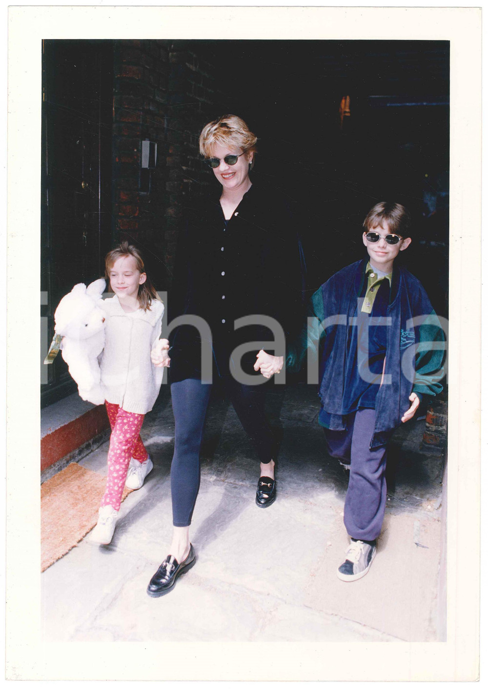 Fotografia d epoca originale 1996 LONDON Melanie GRIFFITH con i figli Alexander BAUER e Dakota JOHNSON Foto 1