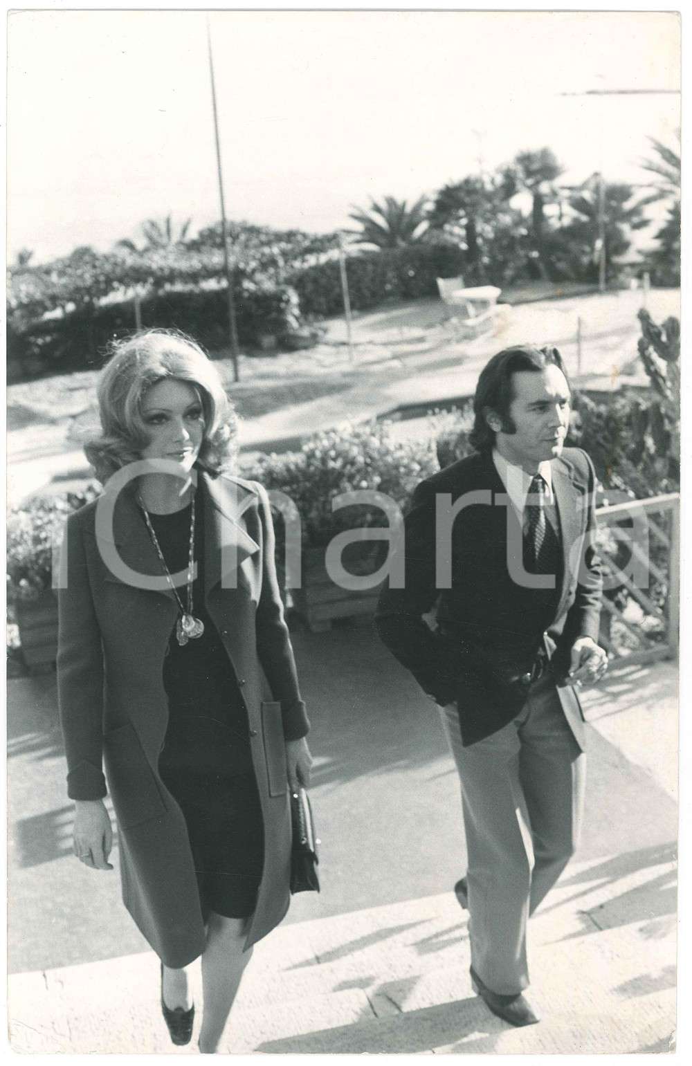 Fotografia d epoca originale 1970 ca ITALIA  CINEMA Sylva KOSCINA con fidanzato  Foto 19x30 cm 1