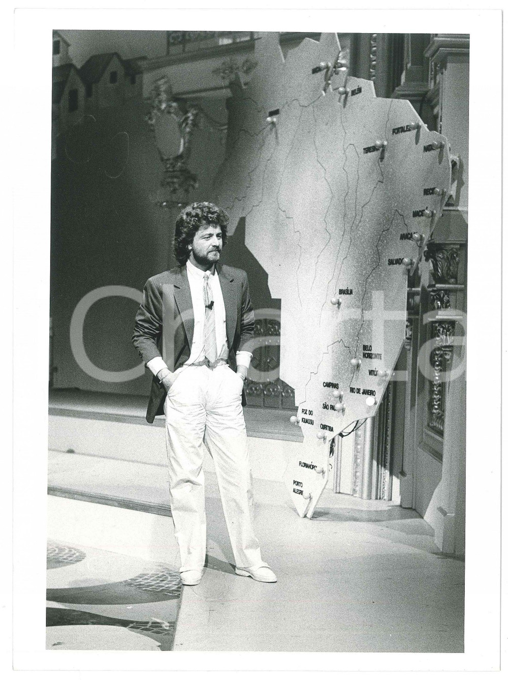 Fotografia d epoca originale 1984 RAI UNO Te lo do io il Brasile Beppe GRILLO in scena  Foto 18x24 cm 7 1