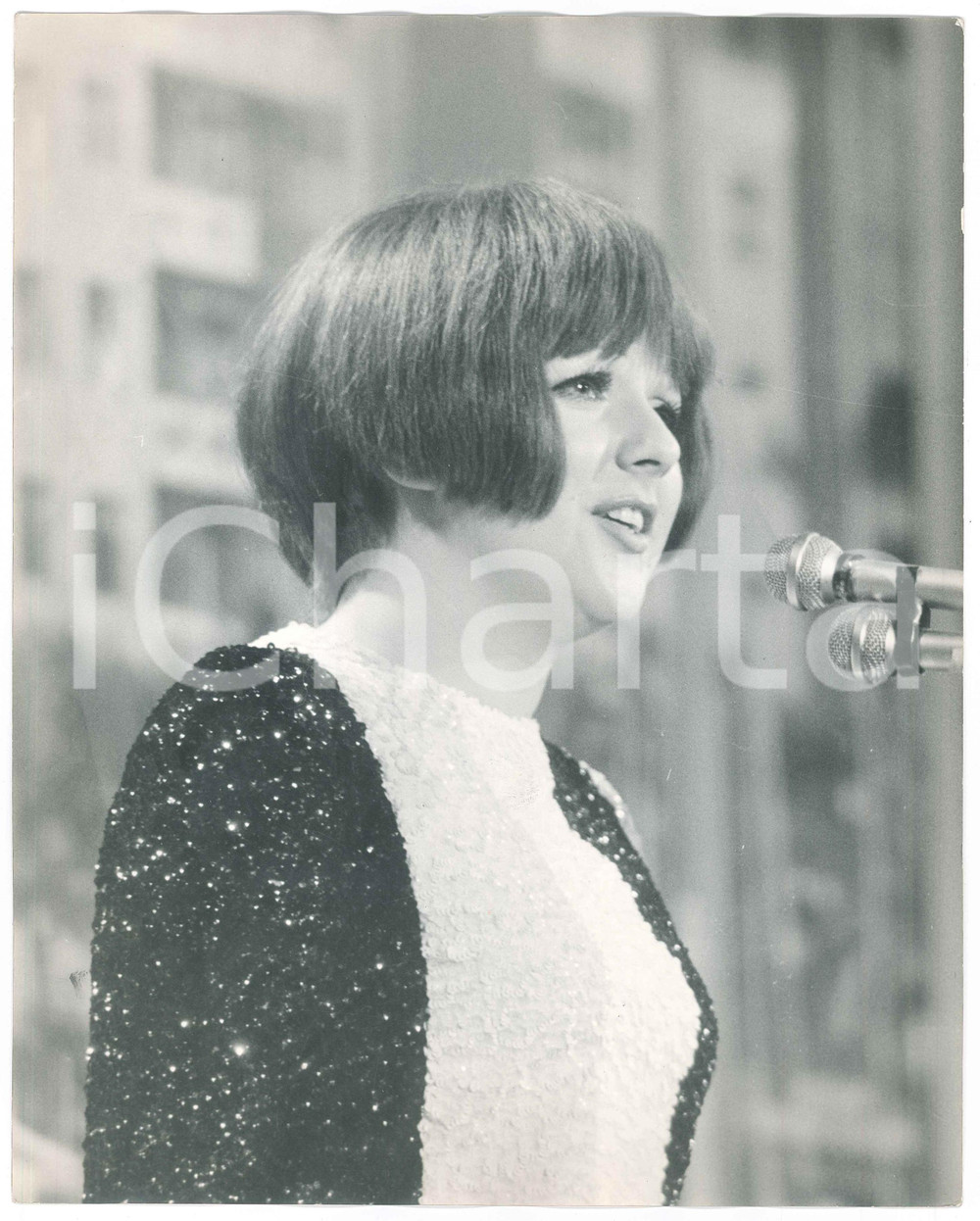 Fotografia d epoca originale 1969 FESTIVAL DI SANREMO Cantante Orietta BERTI sul palco 2 Foto 24x30 cm 1