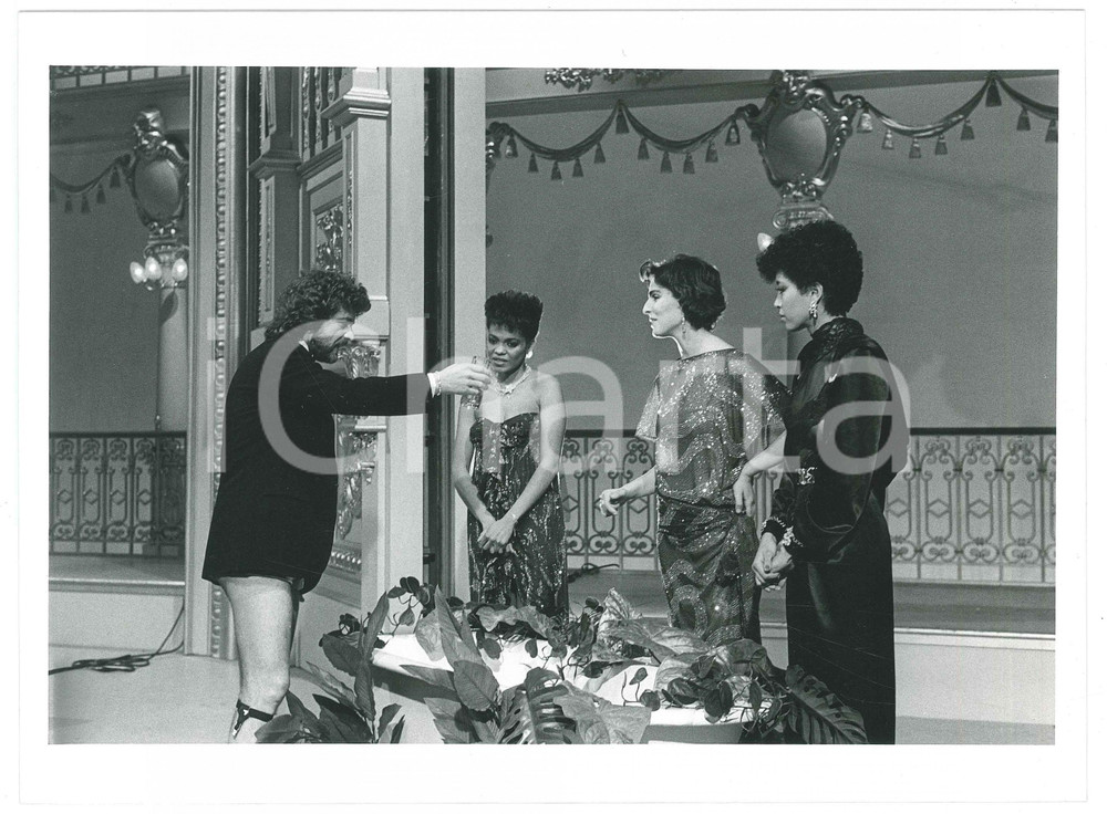 Fotografia d epoca originale 1984 RAI UNO Te lo do io il Brasile Beppe GRILLO Antonia DELL ATTE sketch 1 1