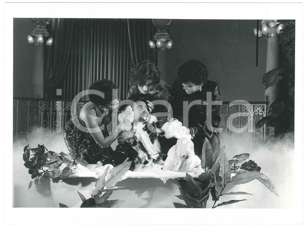 Fotografia d epoca originale 1984 RAI UNO Te lo do io il Brasile Beppe GRILLO Antonia DELL ATTE sketch 5 1