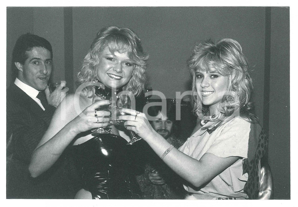 Fotografia d epoca originale 1985 ca COSTUME  Cantante Samantha FOX a un evento  Foto 18x12 cm 1