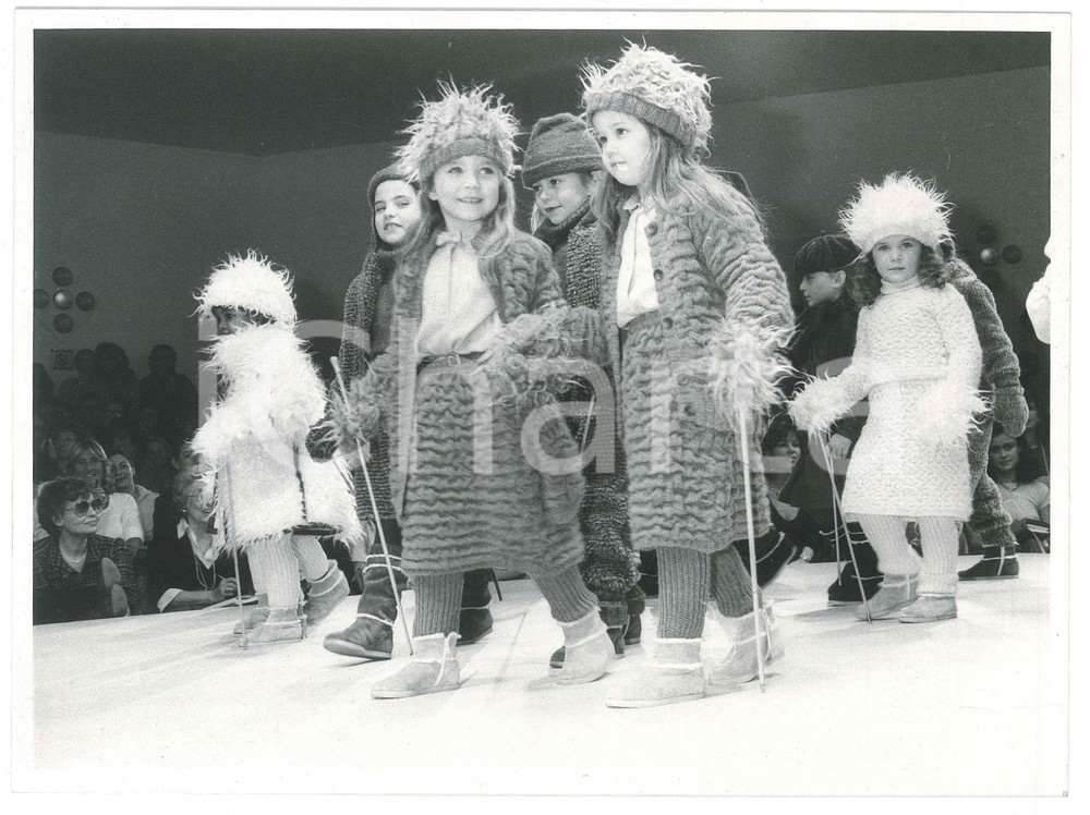 Fotografia d epoca originale 1990 ca MODA  KRIZIA Baby modelli sfilano in passerella  Foto 24x18 cm 2 1
