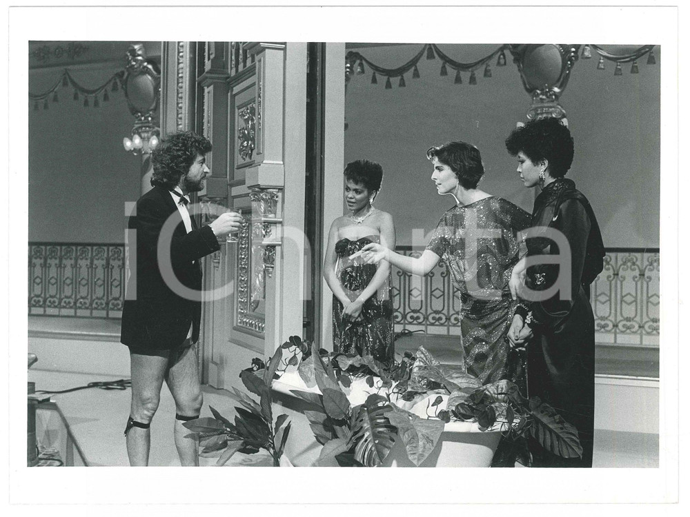 Fotografia d epoca originale 1984 RAI UNO Te lo do io il Brasile Beppe GRILLO Antonia DELL ATTE sketch 7 1