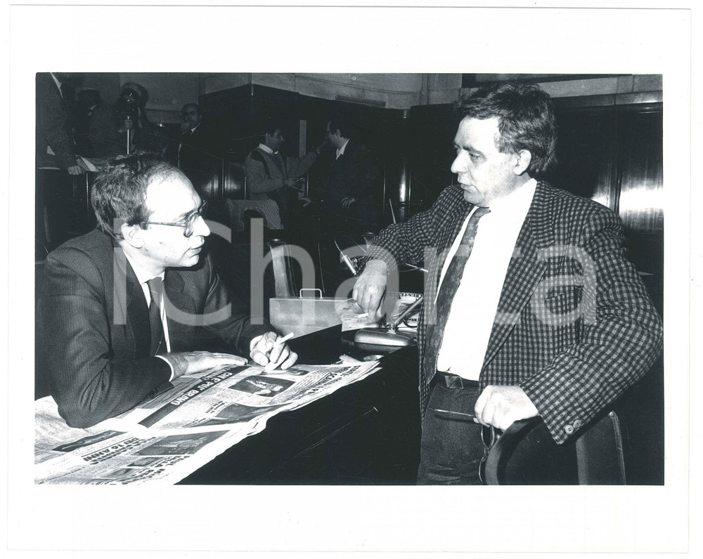 Fotografia d epoca originale 1985 ca MILANO Palazzo Marino  Alfredo MANTICA Roberto CAMAGNI  Foto 25x20 1 1