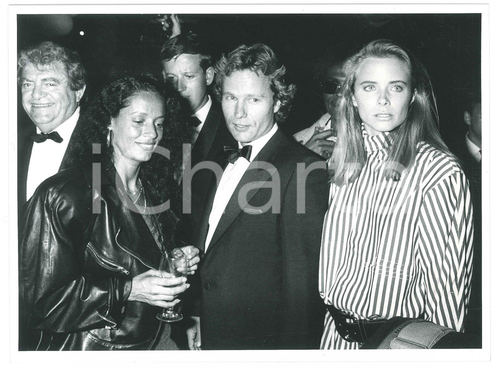 Fotografia d epoca originale 1985 ca CINEMA John SAVAGE Sonia BRAGA Menahem GOLAN Foto 24x18 cm 1