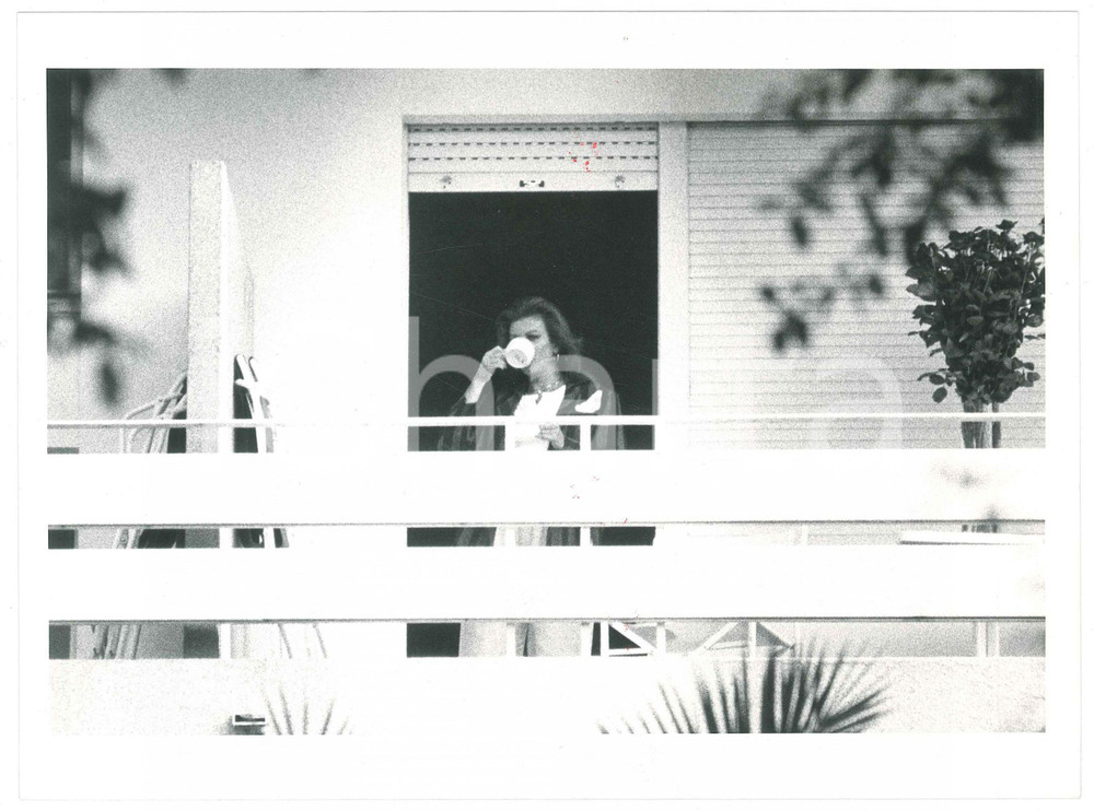 Fotografia d epoca originale 1985 ca ITALIA  MUSICA Cantante MILVA paparazzata  Foto 24x18 cm 1