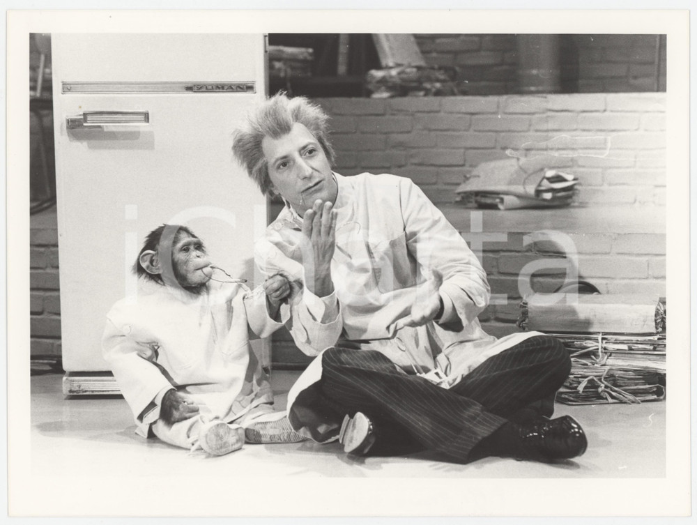 Fotografia d epoca originale 1985 RAI DUE Il tastomatto  Pippo FRANCO con la scimmia LOLA  Foto 24x18 2 1