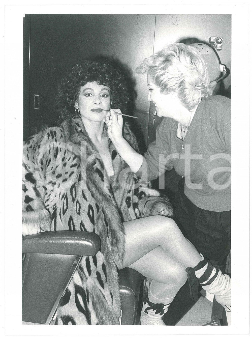 Fotografia d epoca originale 1980 ca ITALIA  SPETTACOLO Carmen RUSSO al trucco  Foto 18x24 cm 1