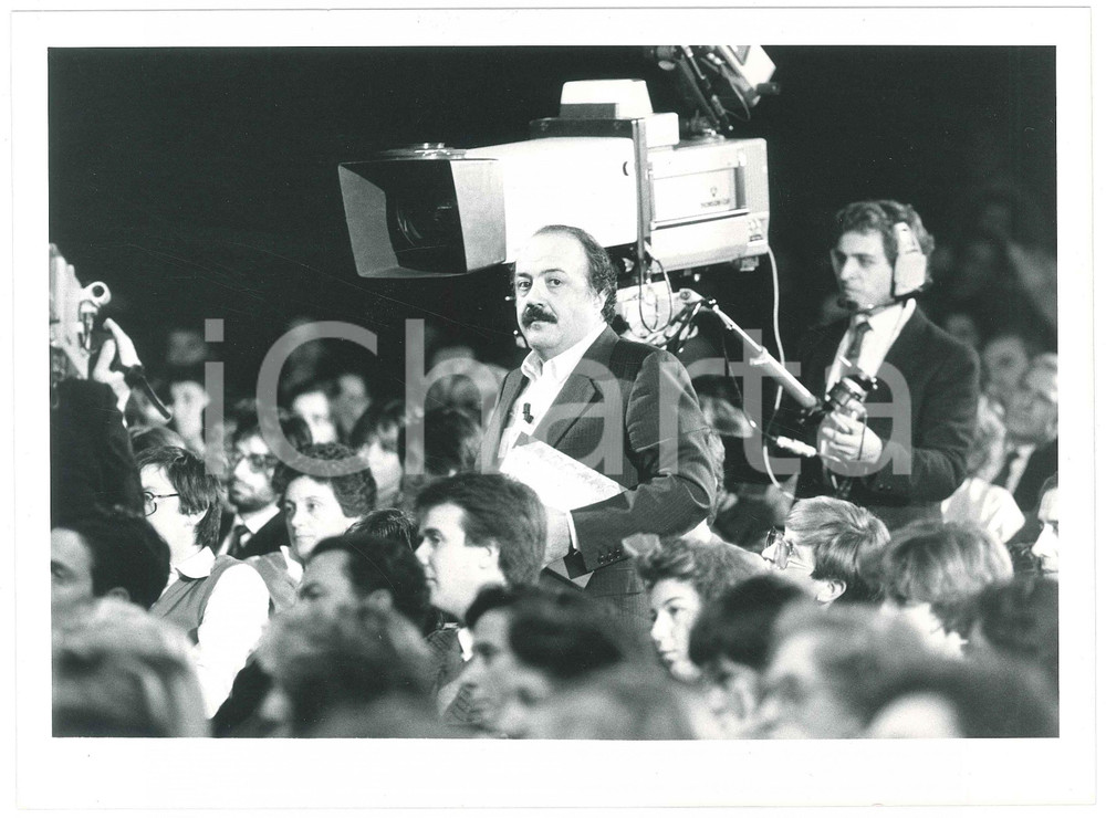 Fotografia d epoca originale 1985 ca ROMA Maurizio COSTANZO tra il pubblico  backstage  Foto 24x18 cm 1