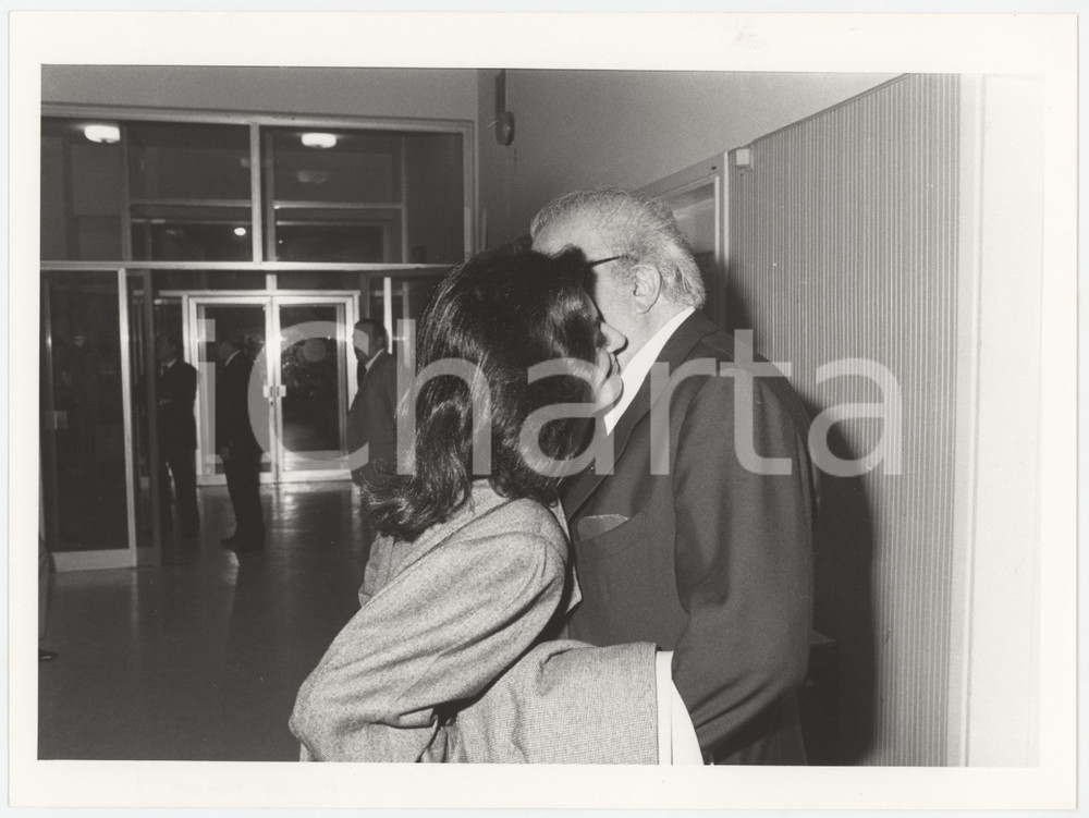 1983 RAI DUE - BLITZ Anouk AIMÉE e Federico FELLINI nel backstage *Foto 24x18 cm