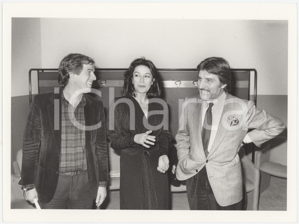 Fotografia d epoca originale 1983 RAI DUE  BLITZ Anouk AIMÃ‰E Emanuel UNGARO Gianni MINOLI  Foto 24x18 cm 1