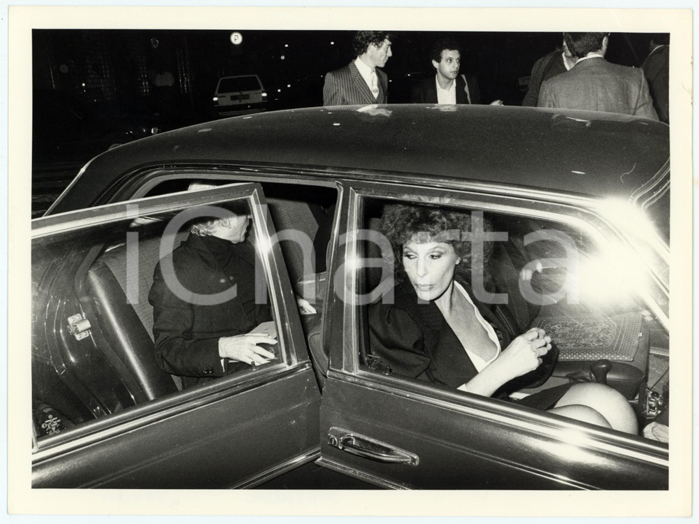 1985 ca MILANO - Ornella VANONI e Giorgio STREHLER in auto - Foto 24x18 cm