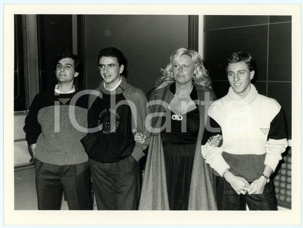 Fotografia d epoca originale 1984 CANALE 5  SUPERFLASH Giuliana ROMANI ADAMI con tre studenti Foto 24x18 cm 1