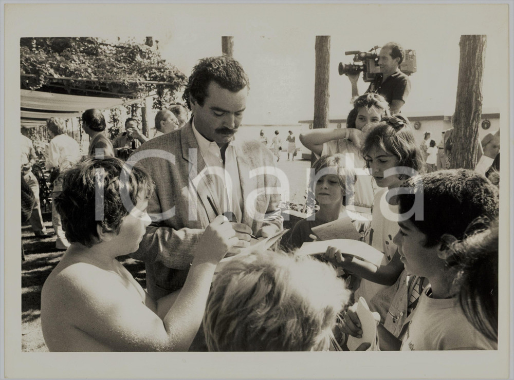 Fotografia d epoca originale 1986 VENEZIA Mostra del Cinema Diego ABATANTUONO firma autografi ai bambini 1 1