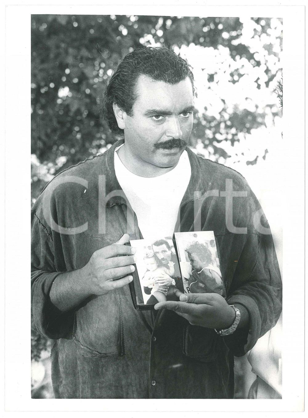 Fotografia d epoca originale 2000 ca CINEMA  Diego ABATANTUONO con foto del figlio Marco  Foto 18x24 cm 2 1