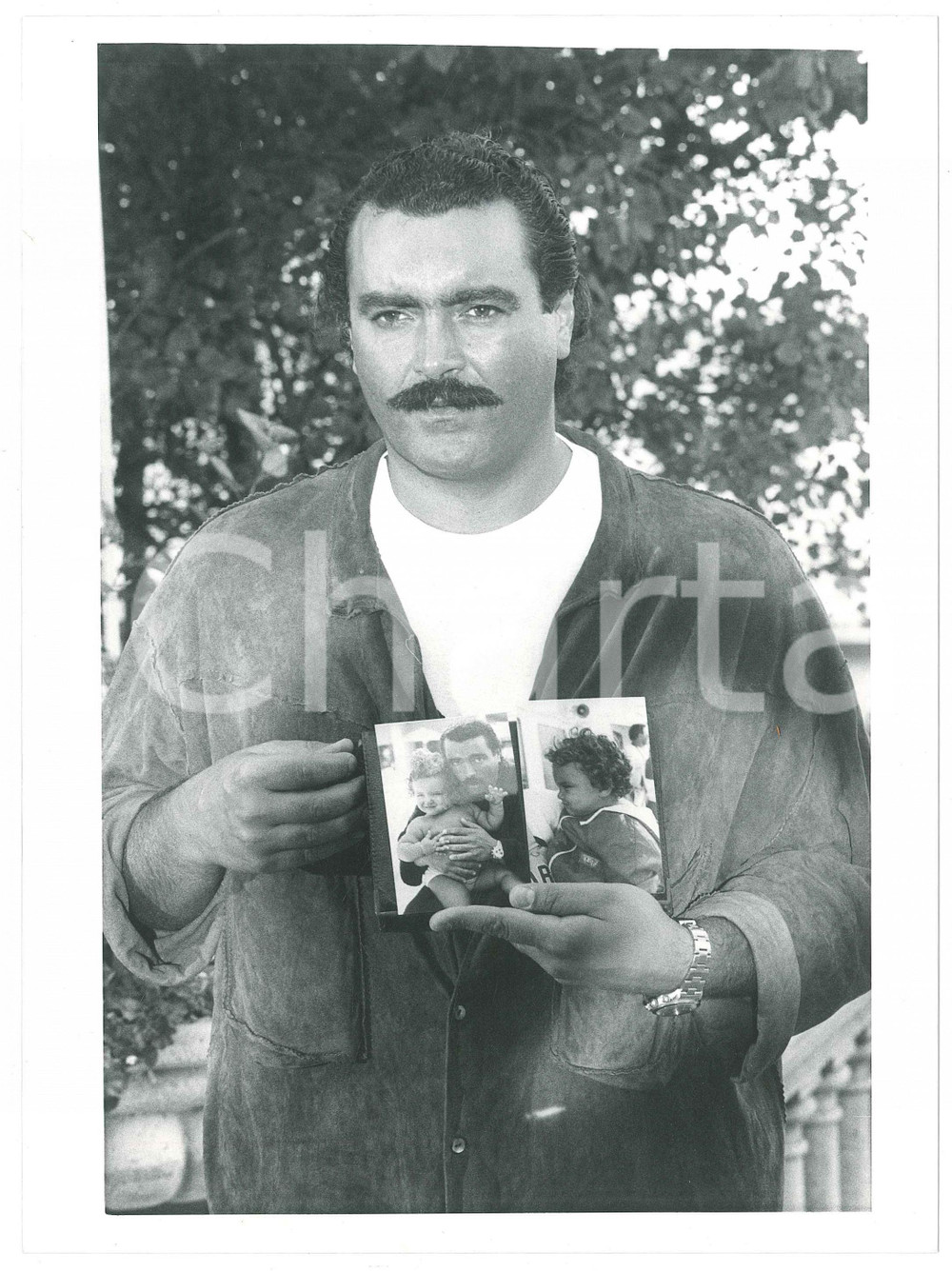 Fotografia d epoca originale 2000 ca CINEMA  Diego ABATANTUONO con foto del figlio Marco  Foto 18x24 cm 3 1