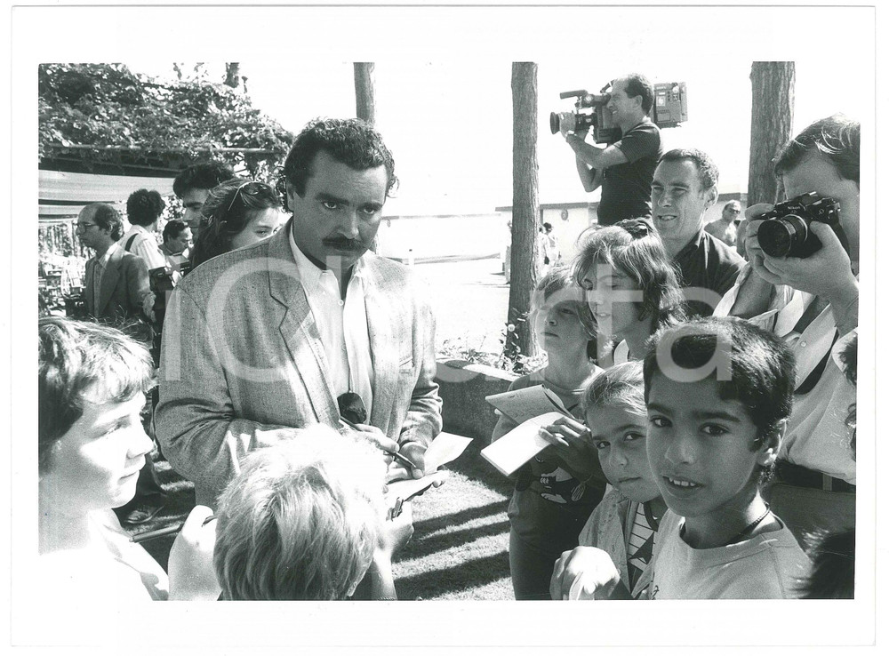 Fotografia d epoca originale 1986 VENEZIA Mostra del Cinema Diego ABATANTUONO firma autografi ai bambini 2 1