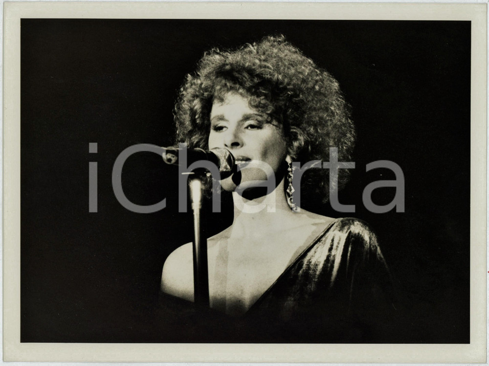 Fotografia d epoca originale 1985 ca ITALIA MUSICA  Ornella VANONI Ritratto della cantante  Foto 24x18 9 1
