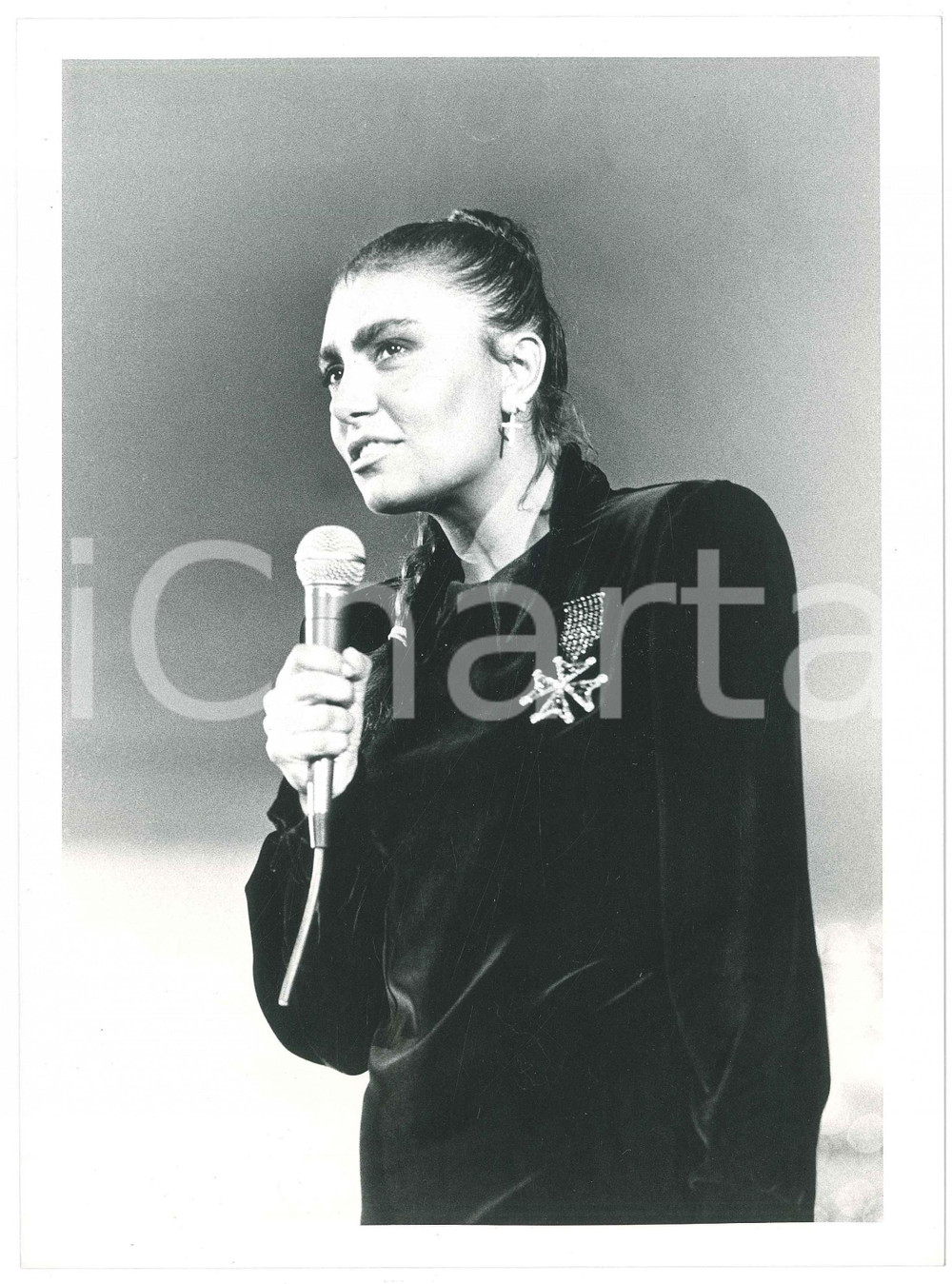 Fotografia d epoca originale 1985 ca MUSICA ITALIA  Loredana BERTÃˆ Ritratto sul palco  Foto 18x24 cm 1 1
