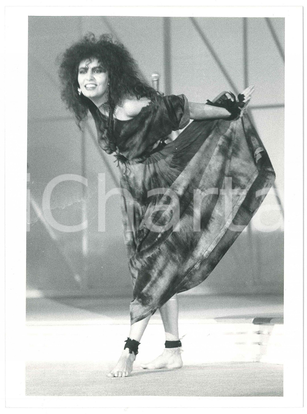 Fotografia d epoca originale 1985 ca MUSICA ITALIA  Loredana BERTÃˆ Ritratto sul palco  Foto 18x24 cm 2 1