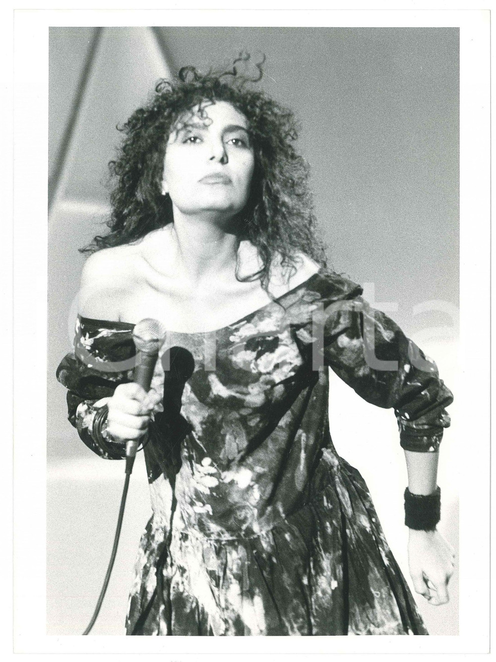 Fotografia d epoca originale 1985 ca MUSICA ITALIA  Loredana BERTÃˆ Ritratto sul palco  Foto 18x24 cm 3 1