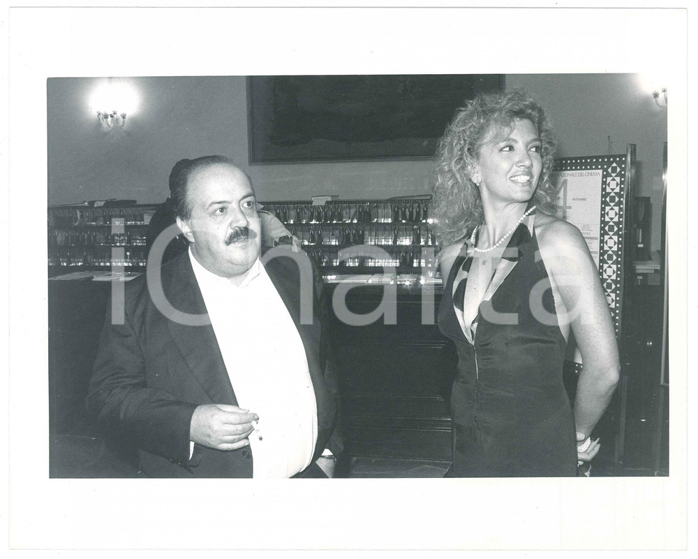 Fotografia d epoca originale 1988 VENEZIA Mostra del Cinema  Maurizio COSTANZO Milly CARLUCCI Foto 25x20 CM 1