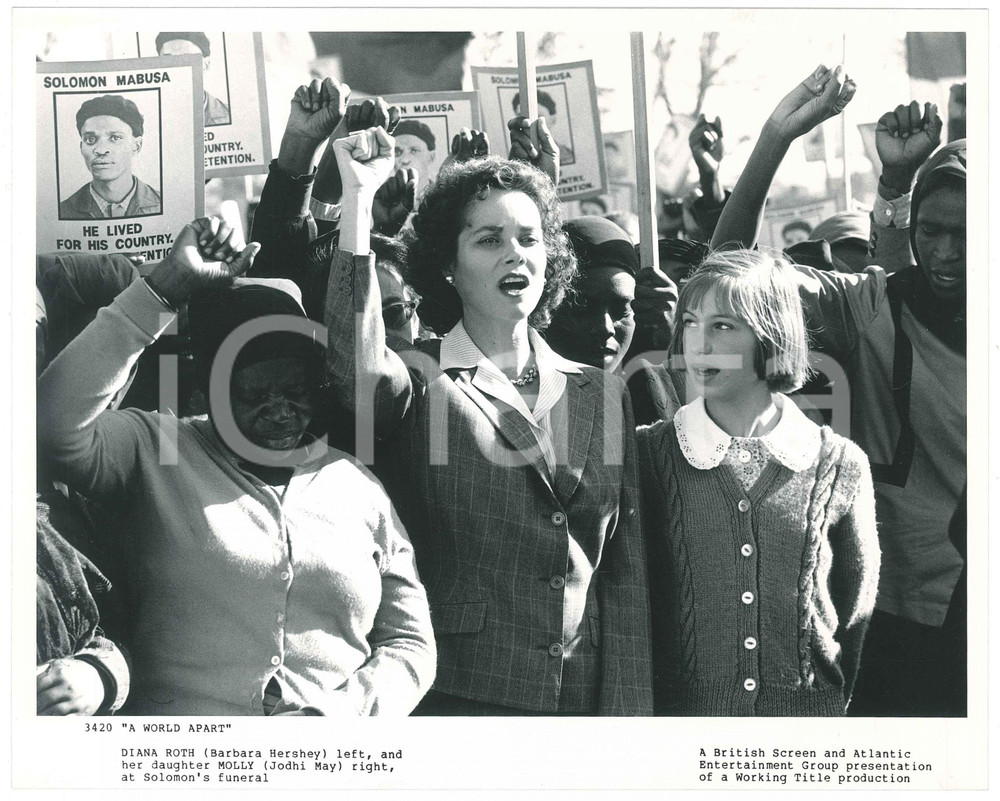 Materiale cinematografico d’epoca 1988 A WORLD APART by Chris MENGES  Barbara HERSHEY Jodhi MAY  Foto 25x20 cm 1