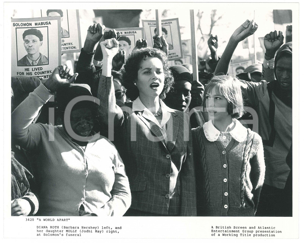 1988 A WORLD APART di Chris MENGES - Barbara HERSHEY Jodhi MAY - Foto 25x20 cm