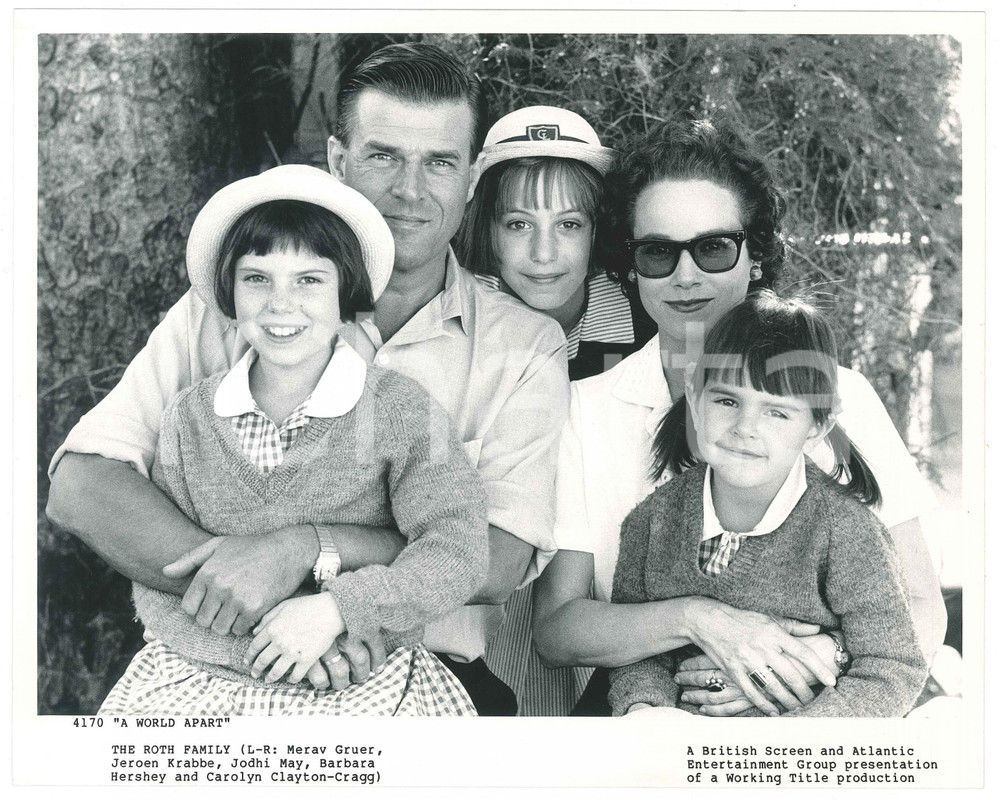 Materiale cinematografico d’epoca 1988 A WORLD APART  Barbara HERSHEY Jeroen KRABBÃ‰ Jodhi MAY  Foto 25x20 cm 1