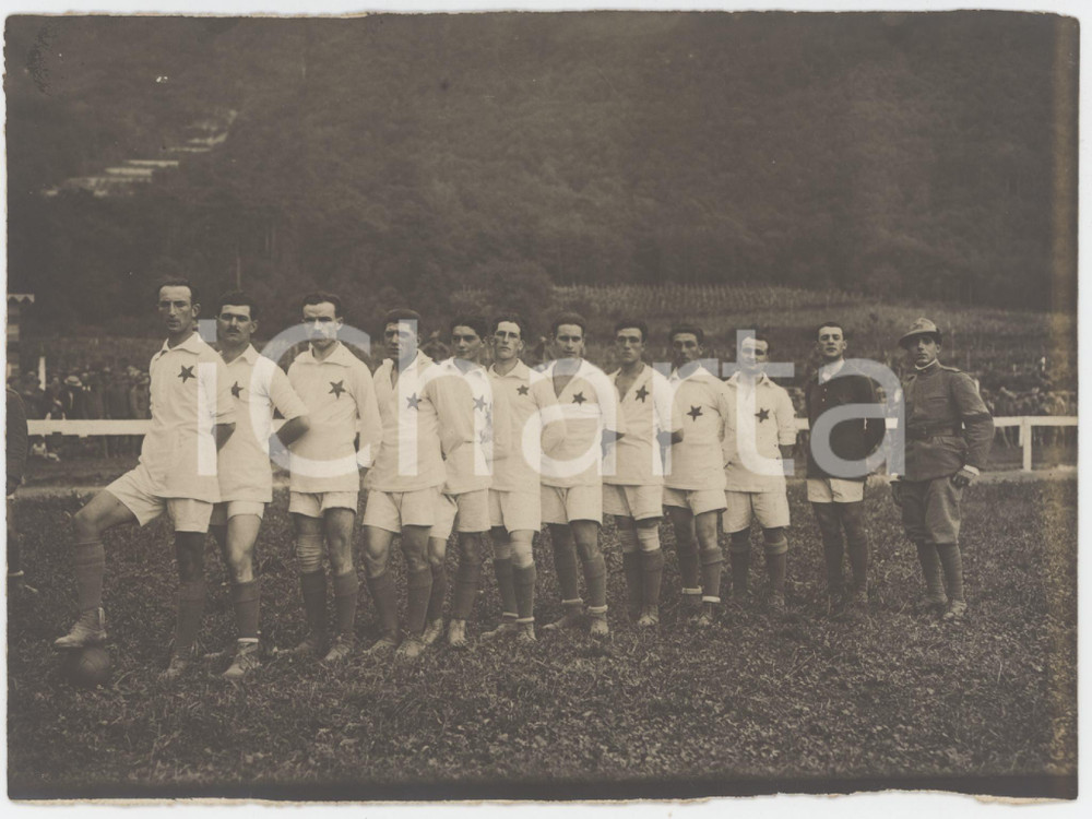 1915 ca WW1 ITALIA CALCIO Squadra con militari (2) Foto RARA 18x13 cm Fotografia originale d'epoca.  FAIR/discreto margine inferiore mal rifilato; ingiallimento al lato destro Formato: 18x13 cm originale e autentica 1