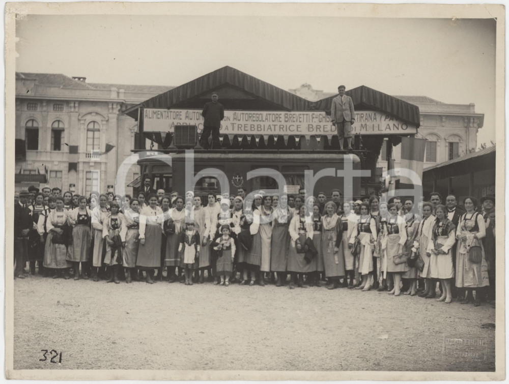 Fotografia d epoca originale 1935 ca TORINO  COSTUMI REGIONALI  Donne a una fiera agricola Foto 24x18 cm 1
