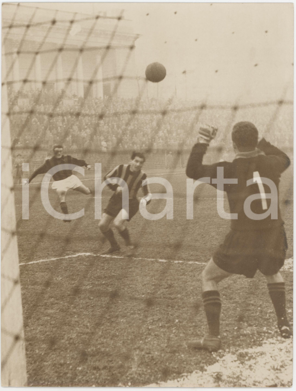 Fotografia d epoca originale 1957 CALCIO SERIE A MILANINTER Giorgio GHEZZI para tiro di Dario BARUFFI  Foto 1