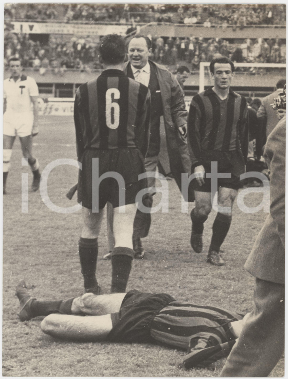 Fotografia d epoca originale 1959 CALCIO TORINOMILAN 33 Carlo GALLI a terra  Foto 18x24 cm 1
