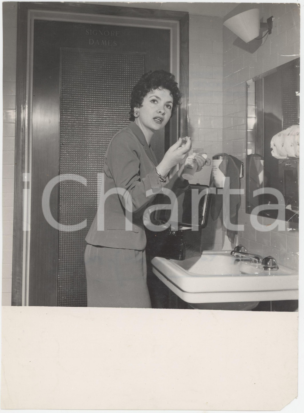 Fotografia d epoca originale 1950 ca ITALIA Gina LOLLOBRIGIDA  Ritratto in una toilette  Foto 18x24 cm 1