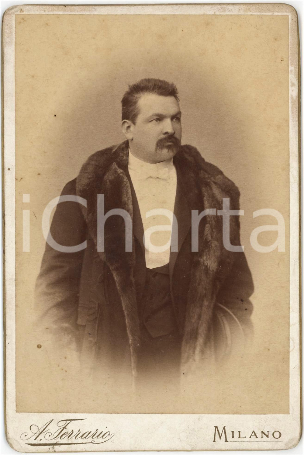 Fotografia d epoca originale 1900 ca MILANO Ritratto Luigi CORAZZA con cappotto in pelliccia  Foto FERRARIO 1