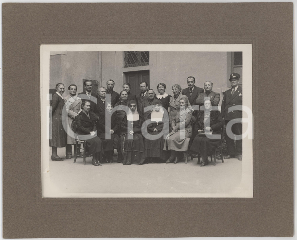 Fotografia d epoca originale 1930 ca ITALIA Istituto  Ritratto del personale con due suore  Foto  24x20 cm 1