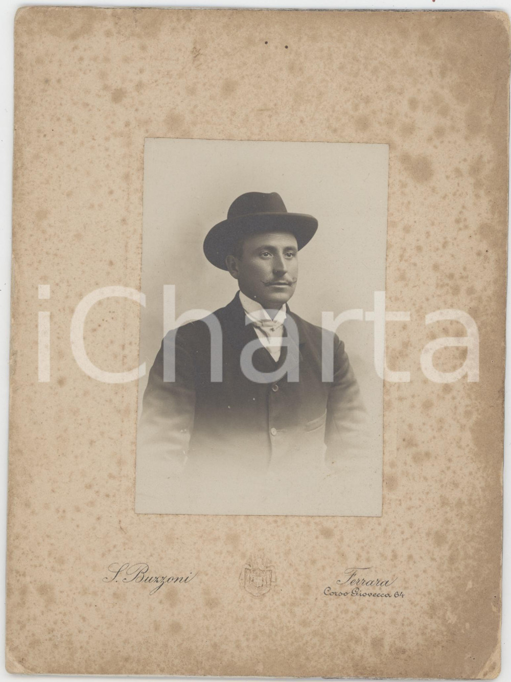 Fotografia d epoca originale 1900 ca FERRARA Ritratto maschile con il cappello Foto S. BUZZONI 12x17 cm 1