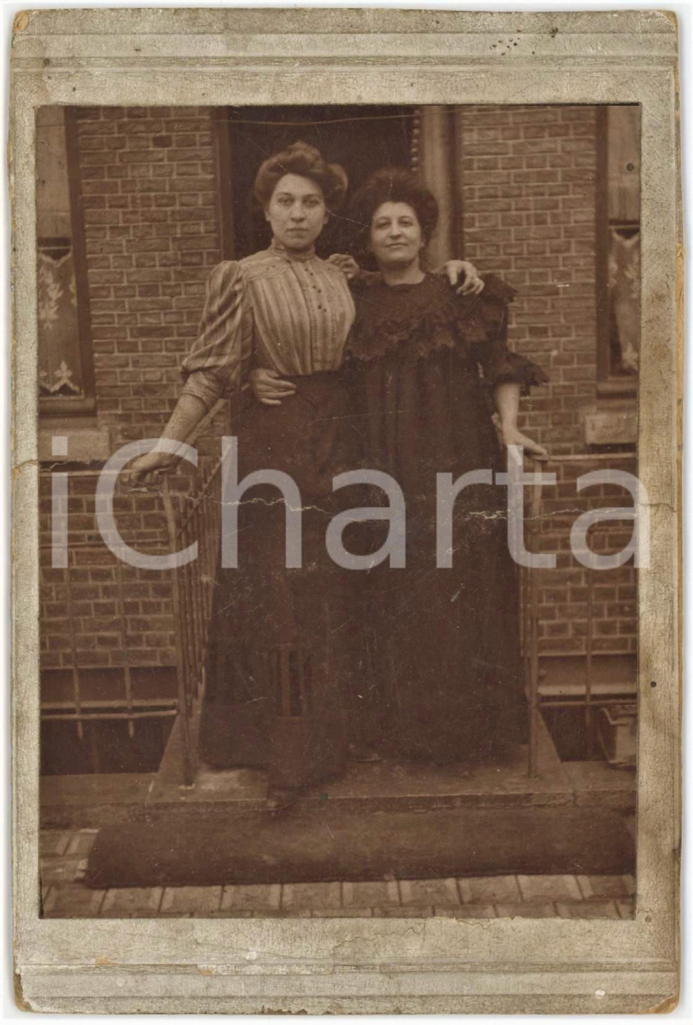 Fotografia d epoca originale 1900 ca AREA LOMBARDA Due donne abbracciate  Ritratto Fotografia anonima 9x14 1