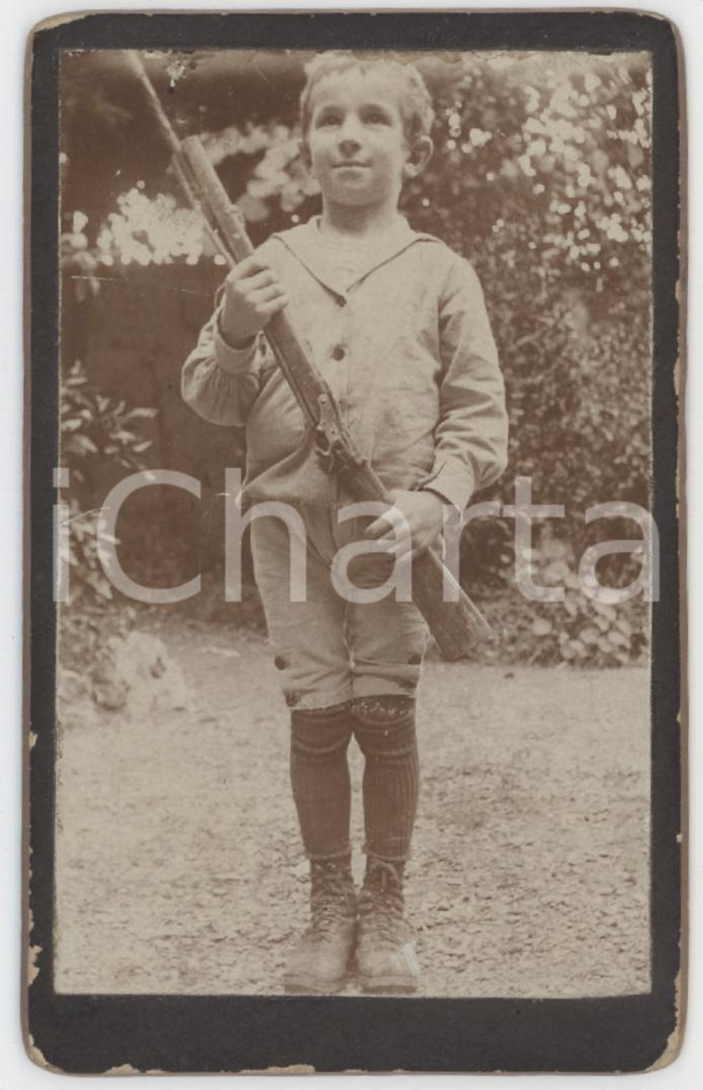 Fotografia d epoca originale 1900 ca AREA LOMBARDA Bambino con fucile  Ritratto Fotografia 5x9 cm 1