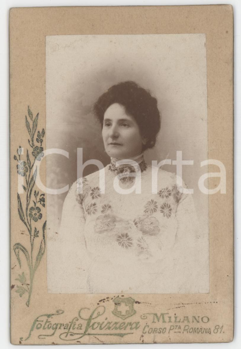 Fotografia d epoca originale 1890 ca MILANO PORTA ROMANA Donna in abito a fiori Fotografia SVIZZERA 1