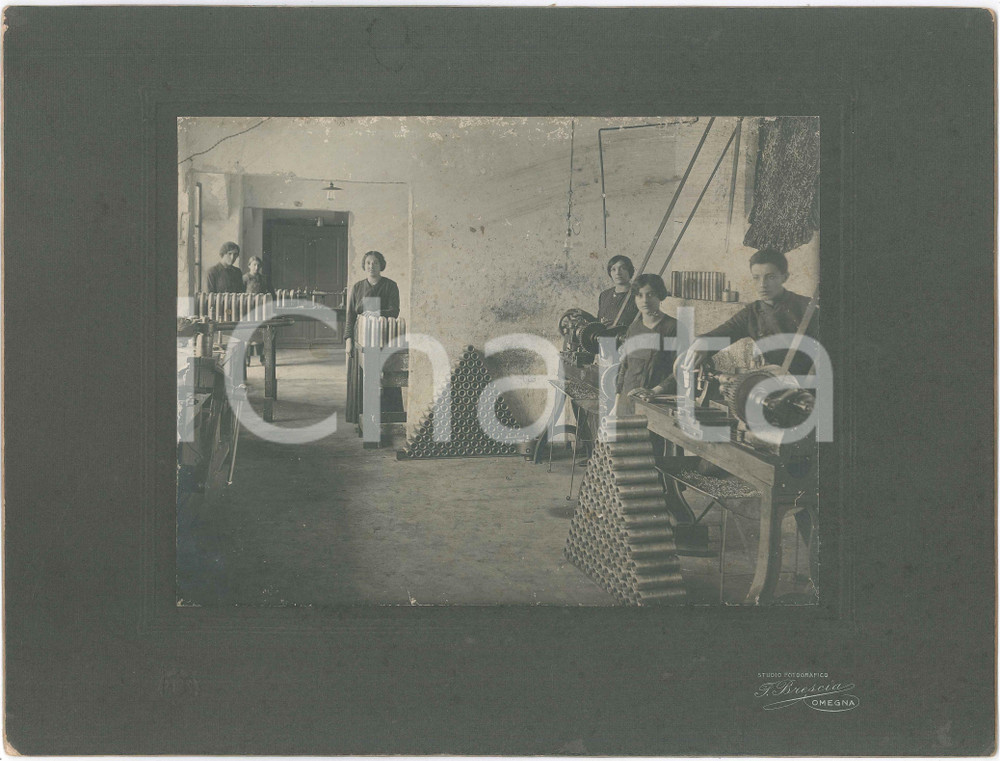 Fotografia d epoca originale 1920 ca OMEGNA Officina  Limatura tubi metallici  Operai Foto F. BRESCIA 1